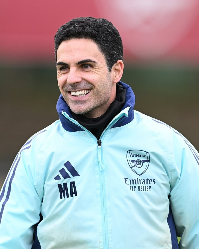 中国国乒在2025成都混合团体世界杯中以6连胜结束第二轮，孙颖莎在梁靖崑失利后积极复盘，展现团队凝聚力与个人关怀。