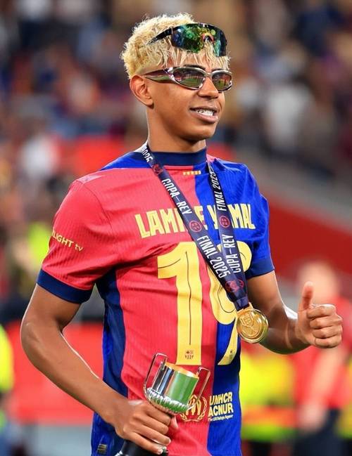 完成英格兰成年代表队首秀，夸安萨获赠纪念帽