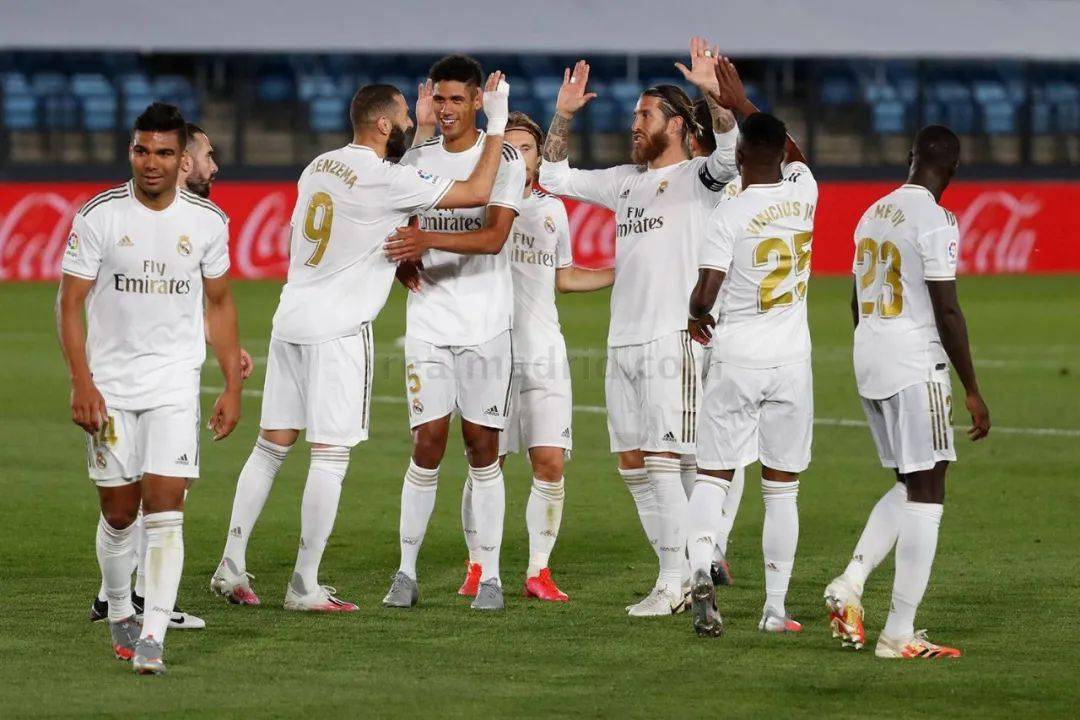 记者：汶马探赛后与海港助教约翰交换队服，两人曾在横滨合作