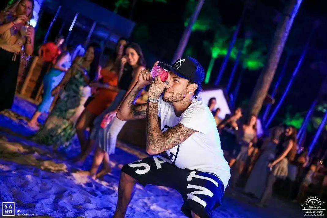 主场陷四年低谷！利物浦连续三场安菲尔德不胜（利物浦主场陷入四年低潮，安菲尔德三场未胜）