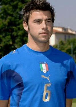 英超第13轮切尔西对阵阿森纳，双方均状态出色，争夺争冠席位，赛果待定。